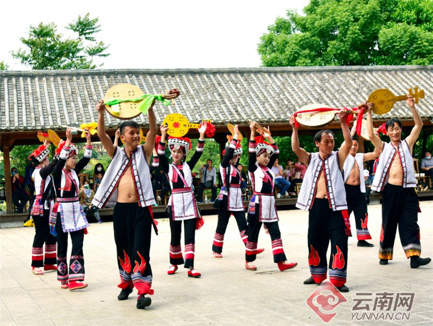 云南旅游跟团 - 云南弥勒：阿细跳月迎游客