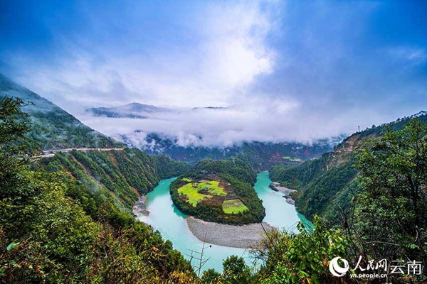 云南攻略 - 冬日怒江峡谷美景：云遮雾绕 江水碧如翡翠