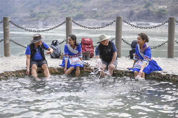 云南旅游跟团 - “澡堂会”春浴中，怒江大峡谷开始换上了花衣裳