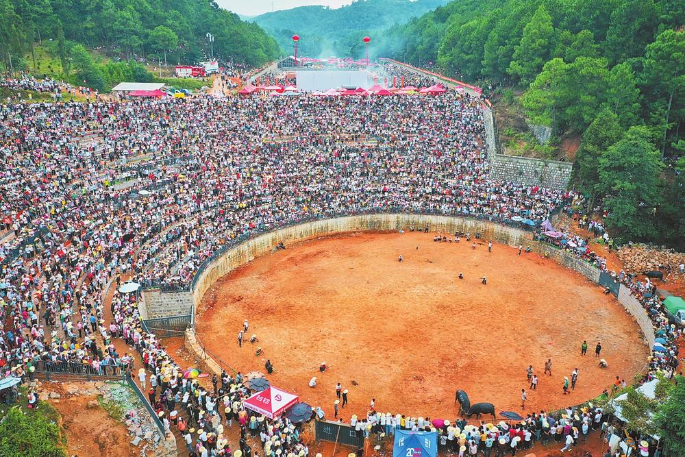 云南旅游景点 - 阿细跳月民族节吸引游客打卡