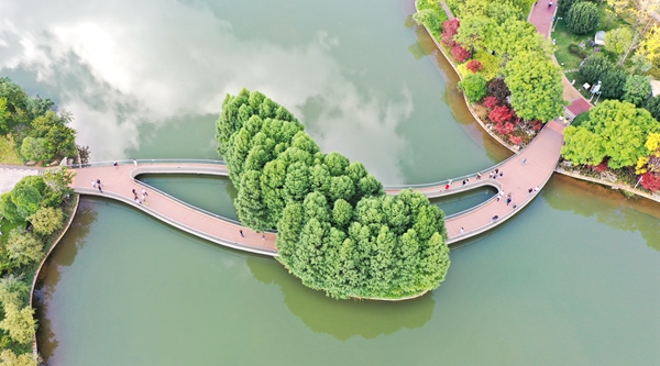 云南旅游要多少钱 - 昆明瀑布公园：人水相亲环境美